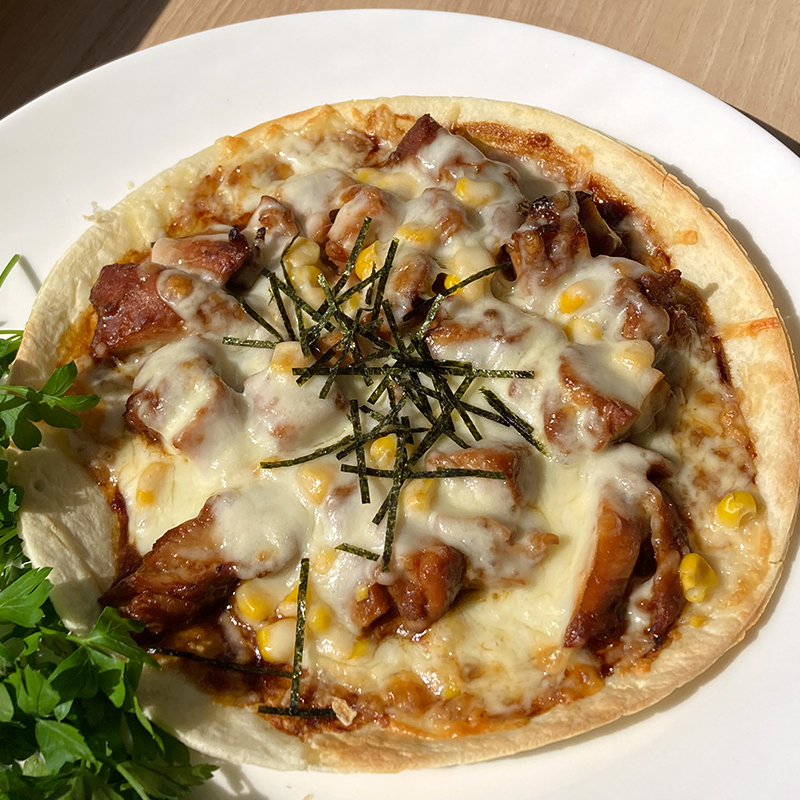 ハイボールによく合いそうな鶏肉のピザ