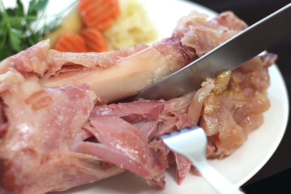 アイスバイン　国産の骨つき豚すね肉を じっくり時間をかけて塩漬。ハーブと一緒に煮込みました。